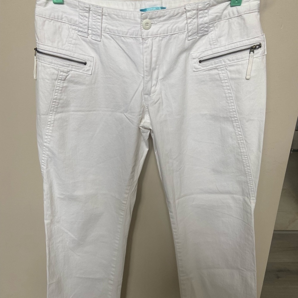 billabong White Capri with Zipper Pockets back pockets size says 9.
